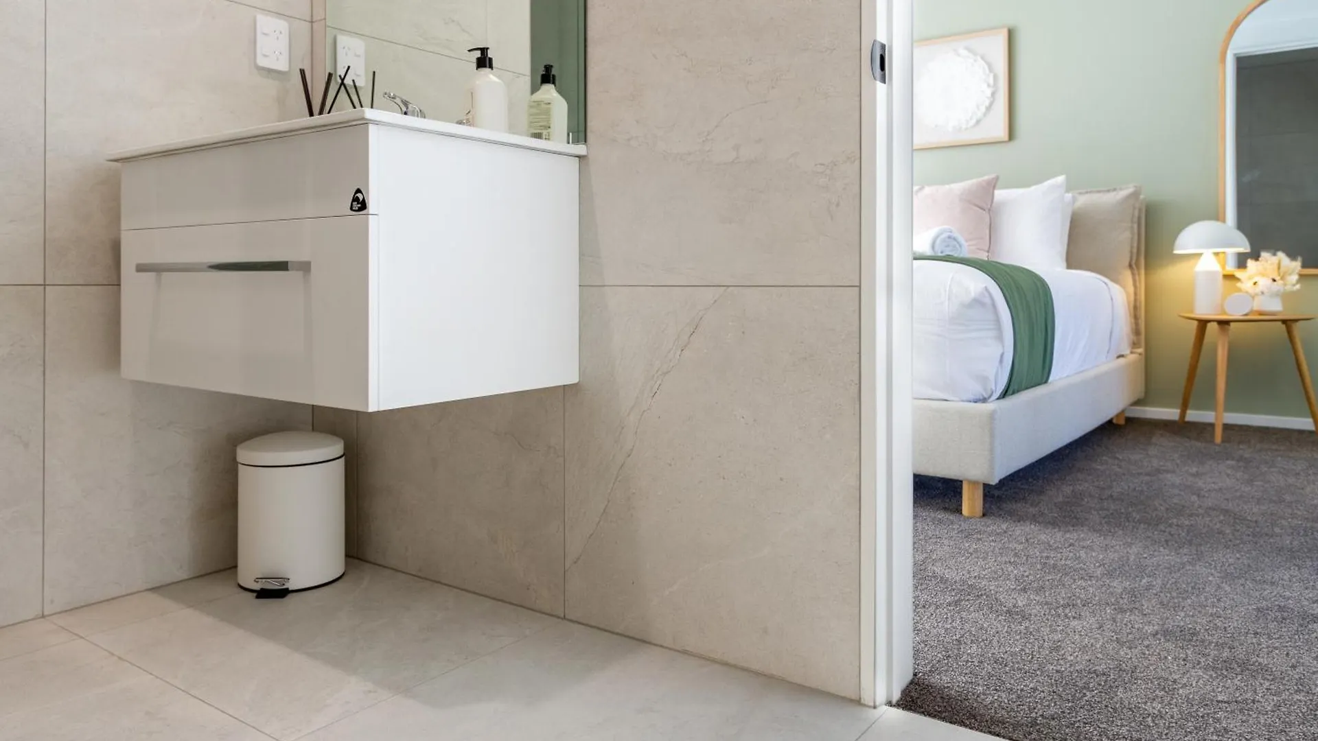 Relax In Designer Luxury At Central City Townhouse Christchurch Apartment
