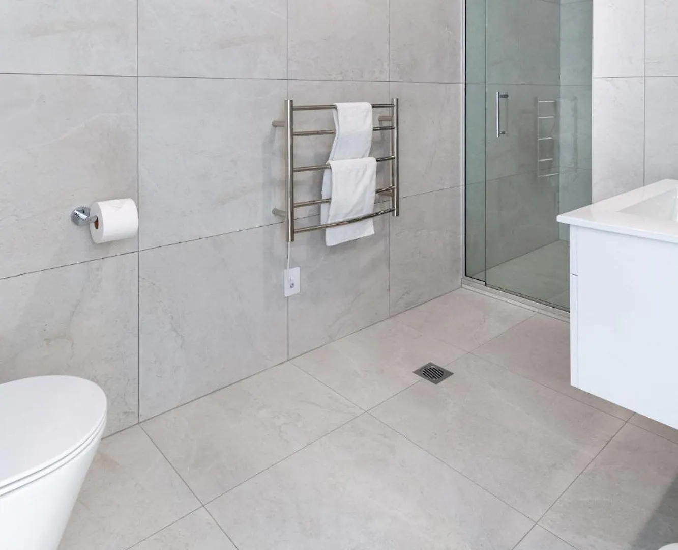 Relax In Designer Luxury At Central City Townhouse Christchurch Apartment