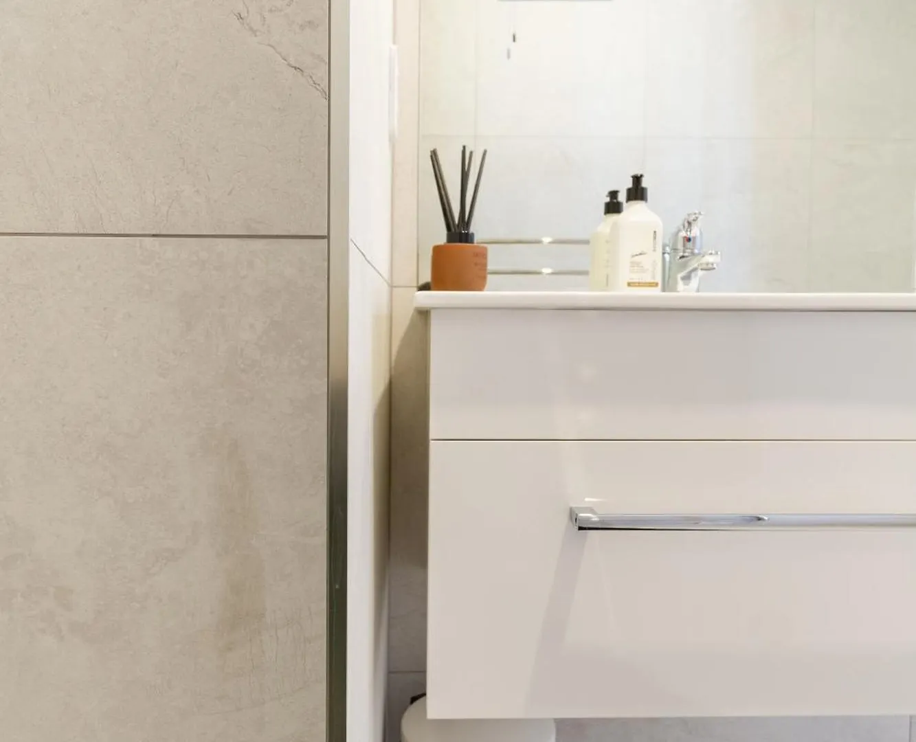 Relax In Designer Luxury At Central City Townhouse Christchurch